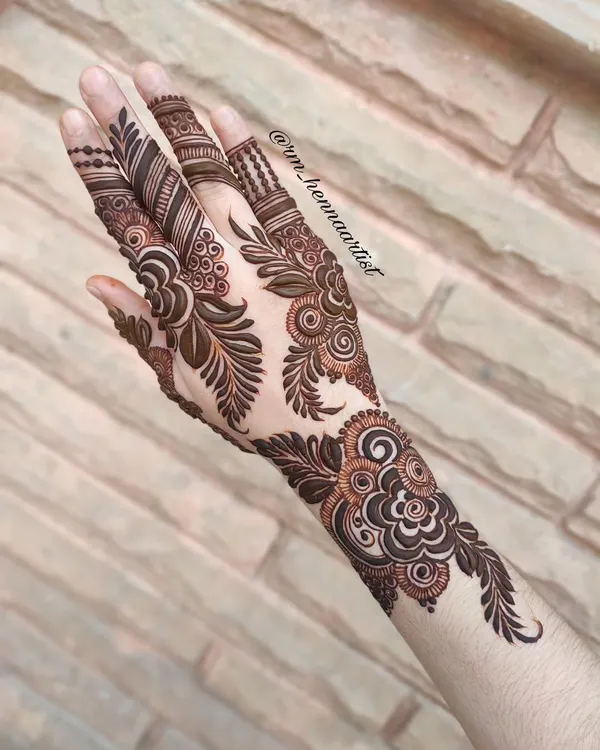 A beautiful back-hand design in the Gulf style. I love the way the pattern flows diagonally across the hand, using bold leaves and vines.
