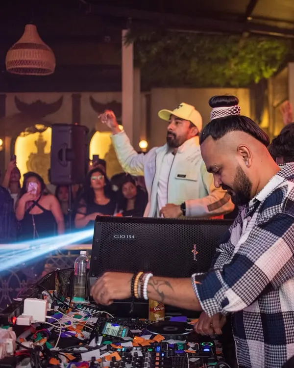 Here I am on the decks while Rannvijay Singha hypes the crowd at the launch of Gillys Super Bar. It was an amazing experience collaborating with him.