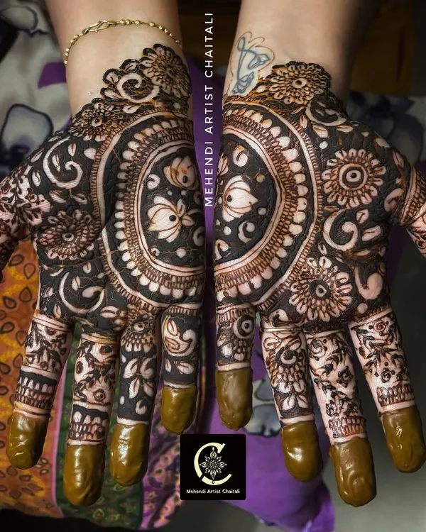 A beautiful and full design for a Karwa Chauth celebration. This style, often chosen by family members or for festivals, features bold lines and floral patterns for a striking look.