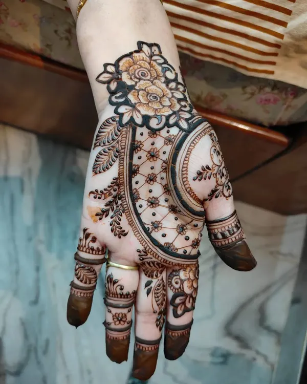 An example of a beautiful Arabic-style bel (vine) design. This pattern flows gracefully from the index finger to the wrist, combining floral elements with leafy vines for a modern and elegant look.