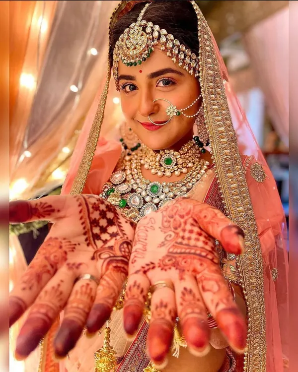 A beautiful memory of doing the bridal mehendi for actress Debattama Saha for her show "Shaurya Aur Anokhi Ki Kahani". She looks stunning showing off her henna.