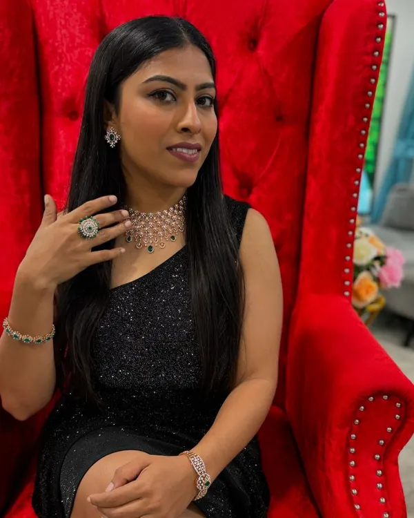 Seated on the "throne" while hosting the exclusive collection launch for Orra Jewellery. For luxury brand events, I create an atmosphere of sophistication and desire.