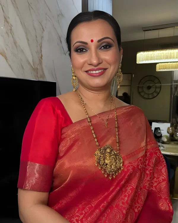 This is my signature soft glam for mature skin. I focused on creating a smooth, radiant base that glows, paired with a classic smokey eye and a warm lip color that brings life to the face.