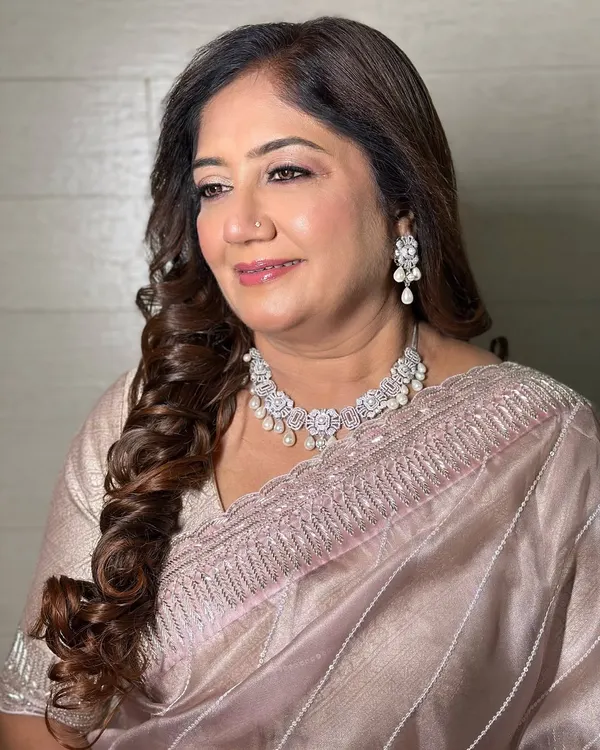 The lady with her diamonds and dewy makeup, a perfect combination. This look for the bride's mom was all about sophistication and a timeless glow.