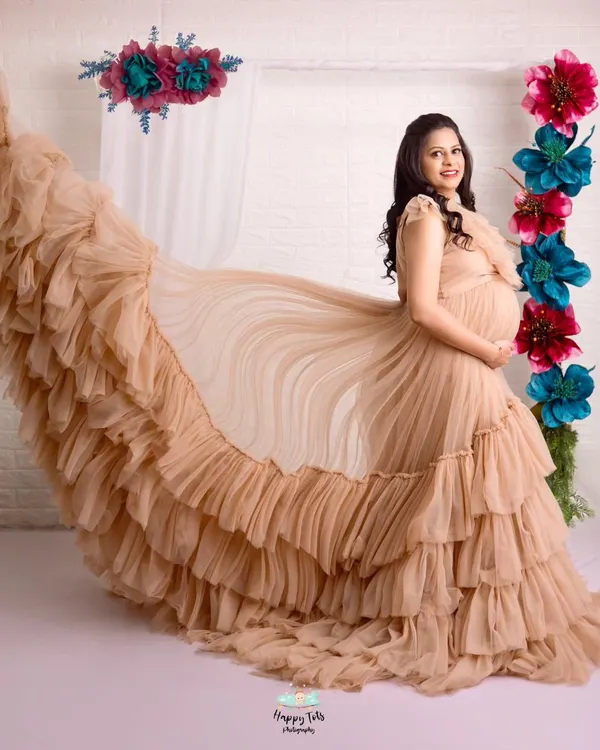 This is what maternity photoshoot dreams are made of. We love creating these dynamic shots, letting the gown's train fly to add that perfect touch of magic and drama to your portraits.