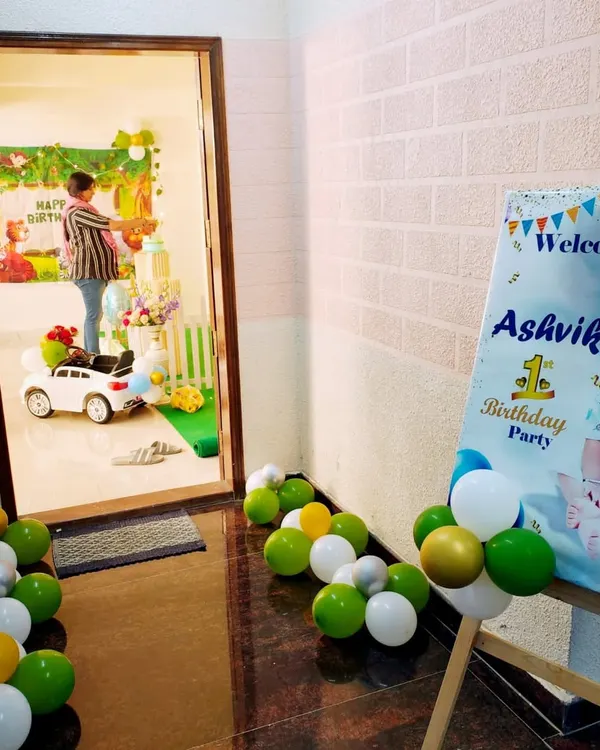 A welcome sign and balloon trail leading guests to the party area. This is a great way to build excitement from the moment your guests arrive.