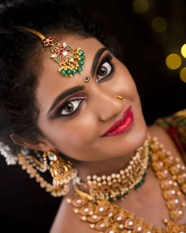 A classic South Indian bridal look, focusing on flawless HD makeup that looks stunning both in person and in photos. I paid special attention to creating a dramatic yet elegant eye with sharp liner and a bold red lip, complemented by traditional temple jewellery.