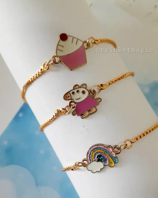 These adjustable charm bracelets are perfect for festive gifting. This set includes a rainbow, Peppa Pig, and cupcake charm, each with a delicate pearl hanging.
