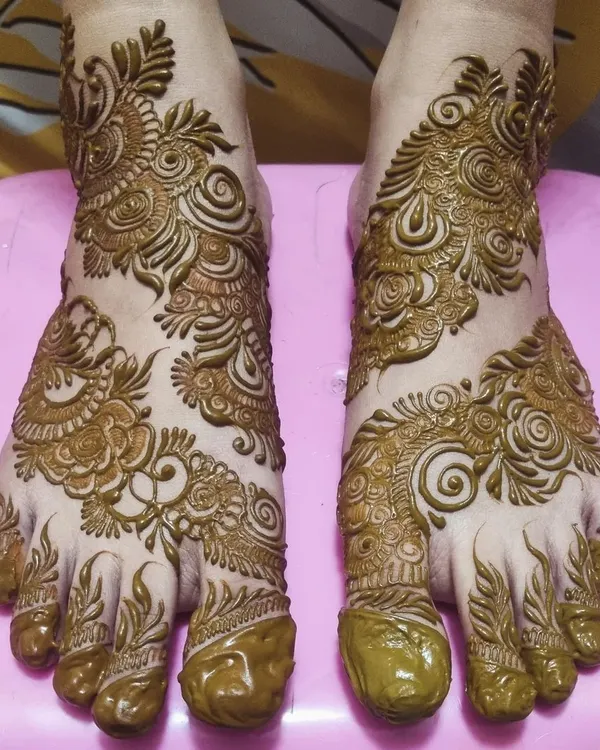 A simple and elegant Arabic-style design for the feet. The pattern flows beautifully from the ankle to the toes.