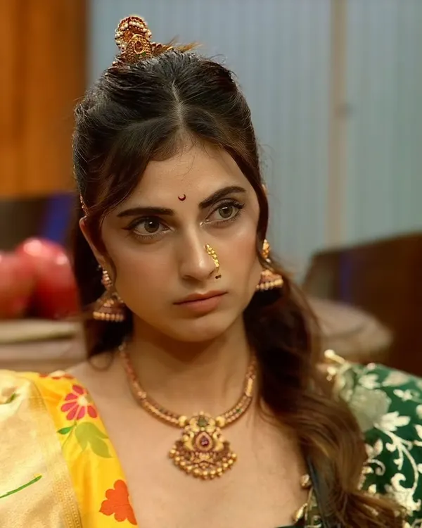 The talented Farrhana Bhatt wearing our antique ethnic jewellery set for Bigg Boss Weekend Ka Vaar. The simple necklace, jhumkas, and hair accessory create a beautiful, traditional look.