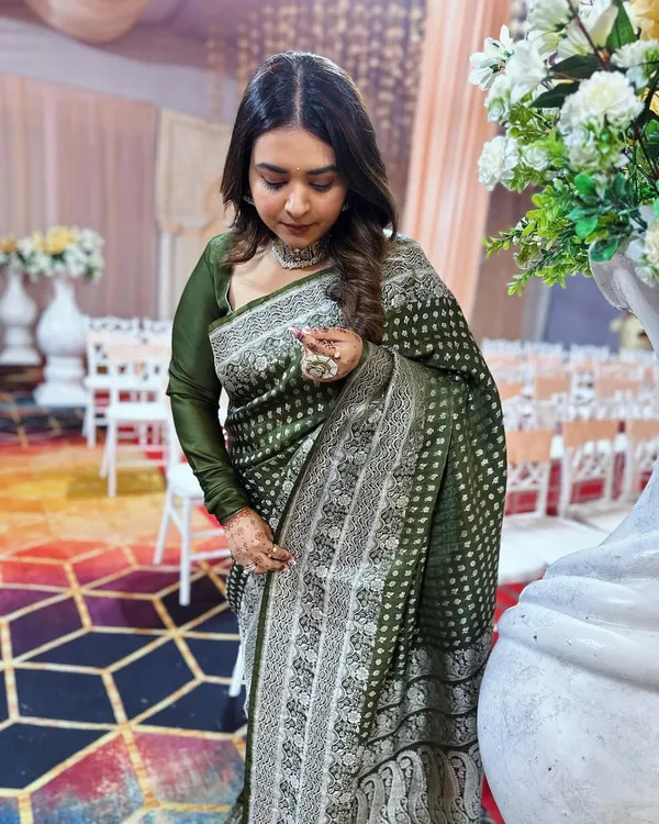 Here I am, wearing my maa's wedding saree from 35 years ago. It’s a beautiful handloom piece, and styling it with a modern choker and simple hair gives it a fresh feel while honoring its timeless beauty.