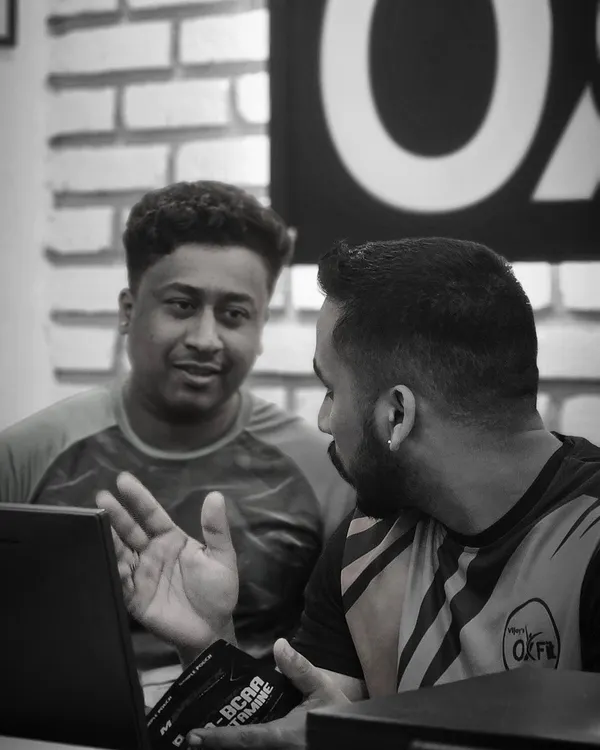 Discussing a client's plan. A crucial part of contest prep is supplement advice, where I provide guidance on what to take, when to take it, and why, based on your specific goals.