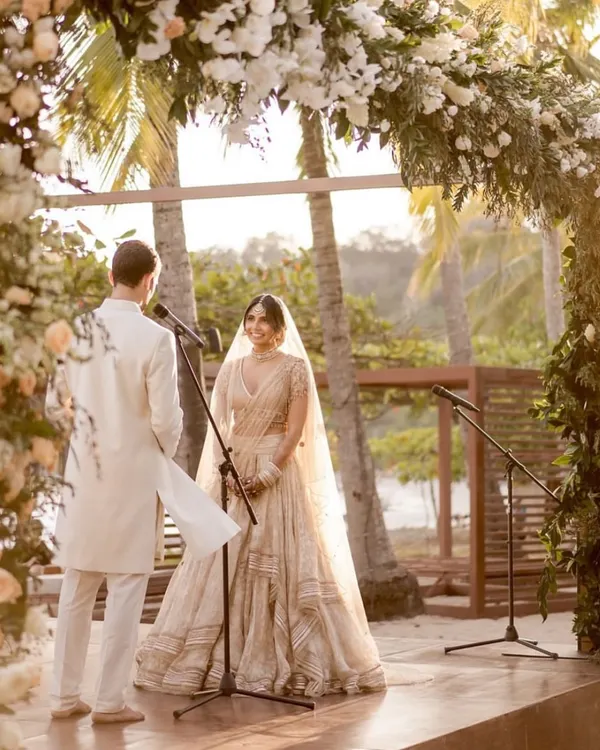 By the shore in Costa Rica, they took each other's hands. We styled them in ivory for their beach wedding, creating a serene and elegant look that harmonized with the natural surroundings.