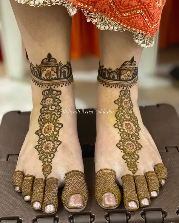 A minimal yet elegant bridal feet design. This style features a central trail of floral mandalas, with architectural anklets and detailed work on the toes.