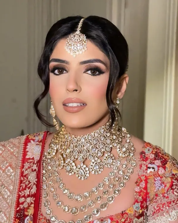 A closer look at this stunning bride's makeup. The focus is on the dramatic winged eyeliner and warm, blended eyeshadow, which beautifully accentuate her eyes. We paired it with a neutral lip color to maintain a sophisticated balance.