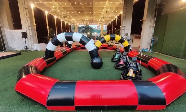 Our complete go-karting rental package is a guaranteed highlight for any party. It includes multiple karts and a large, inflatable safety track that can be set up in spacious indoor or outdoor areas.