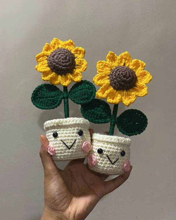 My bestselling smiley sunflower pots! These two are ready to go to a new home together. They make for a perfect gift for friends or siblings.