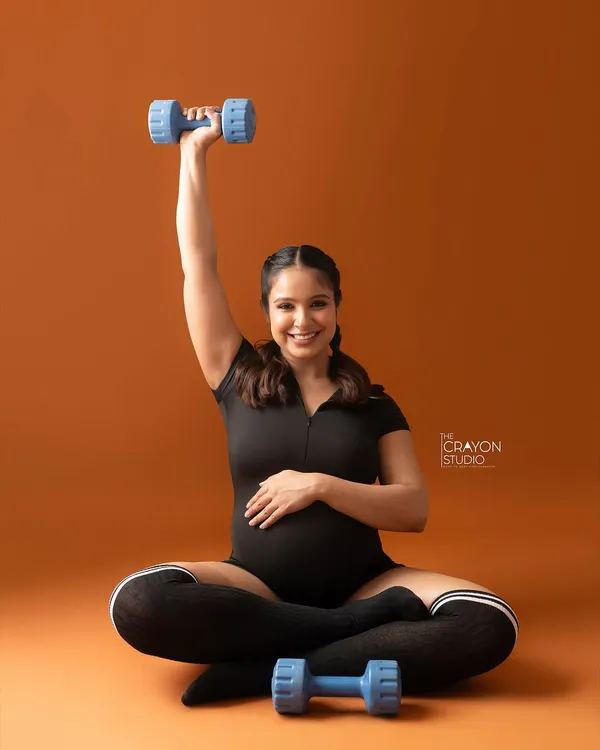 Showing off her strength. This mom to be wanted a sporty theme, and this shot with dumbbells perfectly captures her powerful and positive energy.