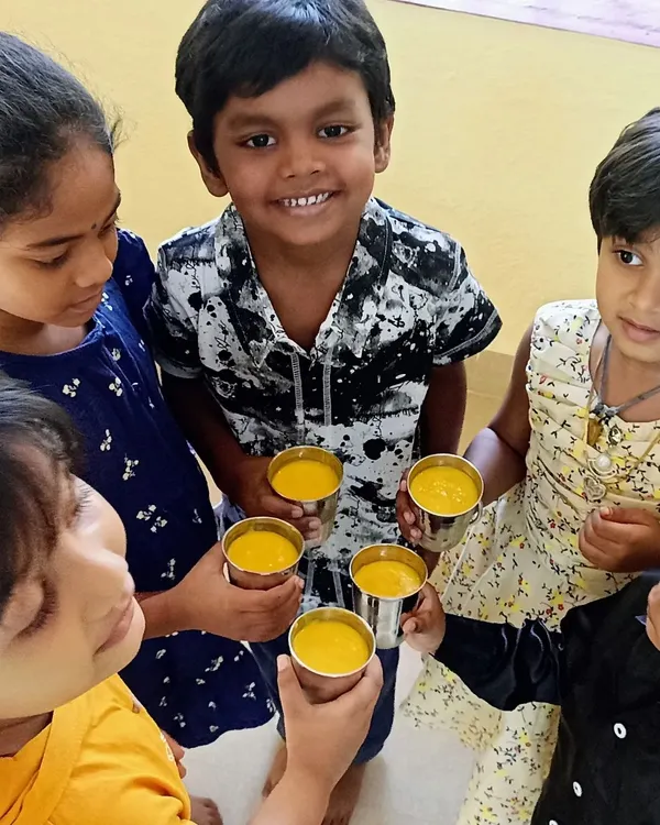 A moment of pure joy as children proudly hold up the delicious mango milkshakes they made themselves. This is what our fireless cooking activities are all about: hands-on learning, tasting the rewards of their work, and making happy memories with friends.