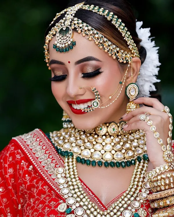 We believe every bride deserves to feel like royalty. This complete Kundan bridal set, featuring a statement choker, matha patti, and nath, is available to rent for your special day.