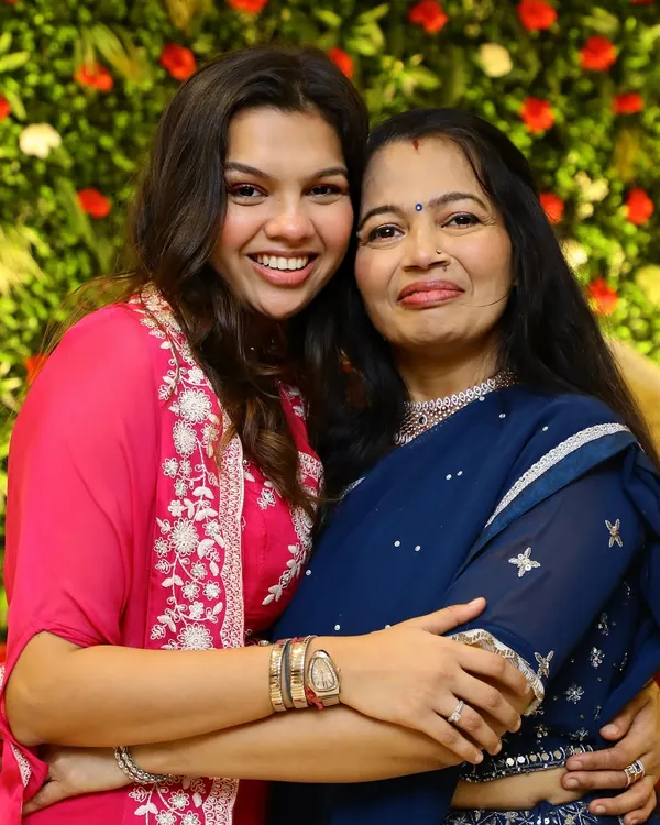 It’s in the Mehta blood to look the prettiest. I loved dolling up my beautiful mom and sister. For my mom, we focused on an elegant look for matured skin that was comfortable and radiant. ❤️