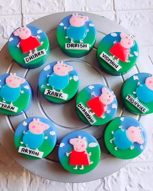 Oink oink! These custom Peppa Pig and George Pig soaps, personalized with each child's name, are perfect for a toddler's birthday party. They are made with a gentle, tear-free goat milk base.