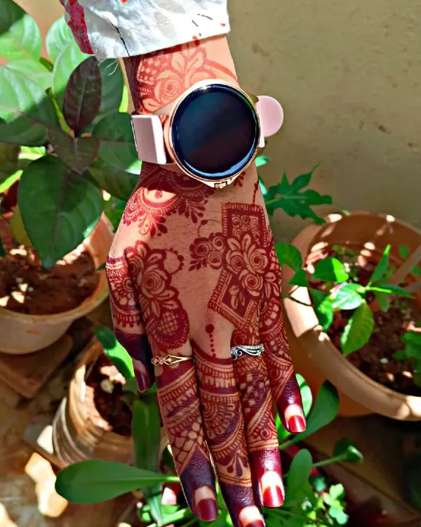A close-up of the vibrant, mature henna stain in natural sunlight. Notice the crisp lines and deep red tones that come from pure, high-quality henna powder.