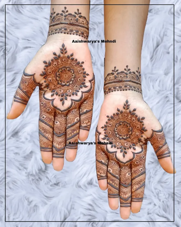 A classic and beautiful mandala design on the palms. The intricate layers and symmetrical pattern create a mesmerizing effect, perfect for any occasion.