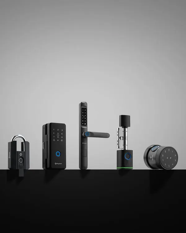 The Phynart tech superheroes. Capturing this group shot of smart locks was a great challenge, blending glass, metal, and matte finishes into one cohesive image. The gradient gray background gives it a sophisticated, high-tech feel.