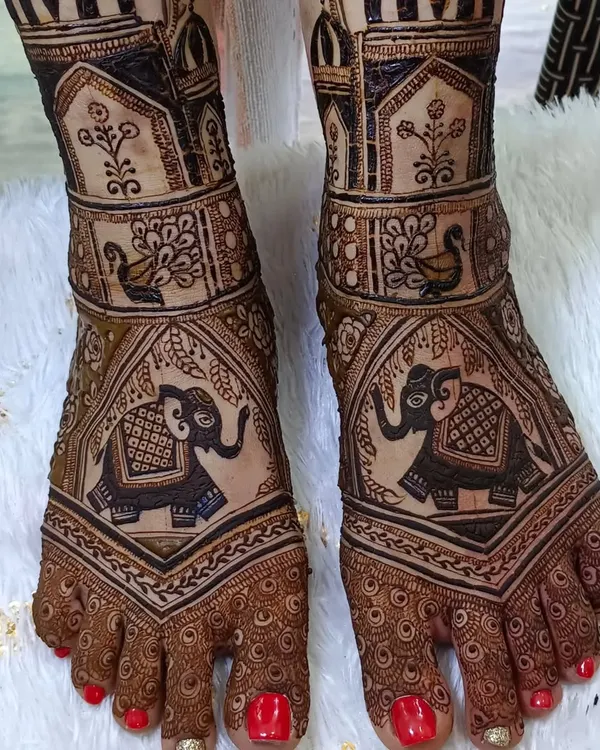 This full-coverage bridal feet mehendi features majestic elephants, a symbol of royalty and good fortune. The design covers the entire foot for a truly grand look.