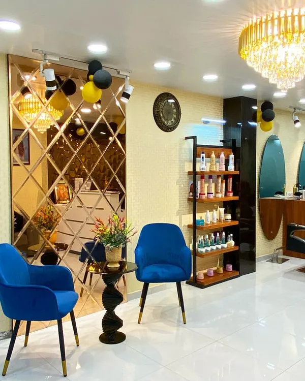The finished 'House of Hair' luxury salon is all about creating a premium experience. The large, diamond-cut rose gold mirror not only adds glamour but also visually doubles the space, making it feel grand and opulent.