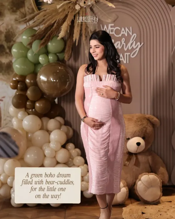 A beautiful mom-to-be glowing in her green boho dream. We used pampas grass and a mix of green and brown balloons for this teddy-themed baby shower, creating a natural and earthy feel.