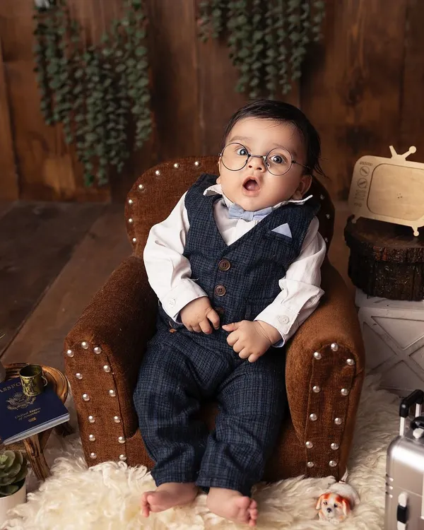 Look at that surprised expression! Sitter sessions are perfect for capturing the full range of your baby's budding personality, from curious gazes to wide-eyed wonder.