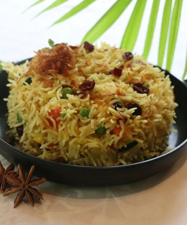 Good food, good mood. Our Zaffrani Pulav is crafted with care, bringing together the rich aroma of saffron-spiced rice, sweet cranberries, and fresh vegetables.