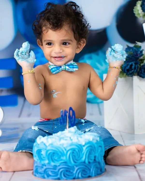 Hands full of cake and a heart full of joy! This little guy is having the best time during his blue-themed "Boss Baby" cake smash, a perfect way to celebrate his first birthday.