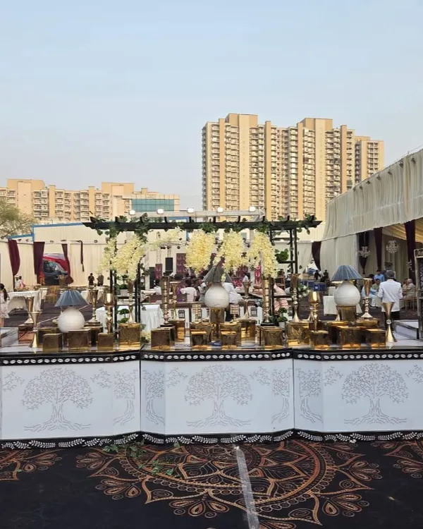 Welcome to GD Foods, where we turn your celebrations into grand culinary events. This elegant outdoor wedding setup, with its custom-designed counters and floral arrangements, shows our commitment to creating a feast for the eyes and the palate.
