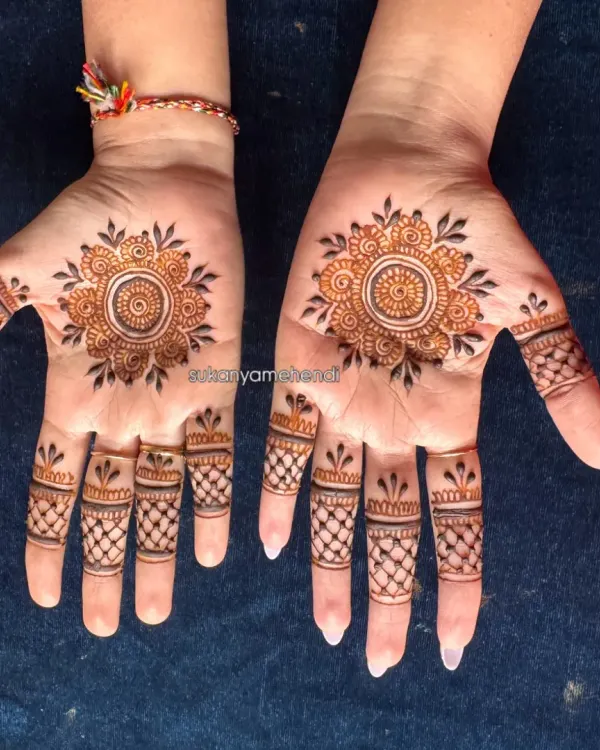 A classic and popular choice, this Mandala design is perfectly symmetrical. The pattern features a central floral circle with detailed work on the fingers.