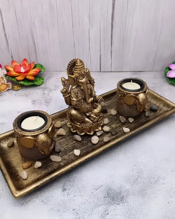 Yeh Ganesh Candle Stand Decor set ek bahut hi sundar aur modern gift option hai. Ise aap table par sajane ke liye istemal kar sakte hain.