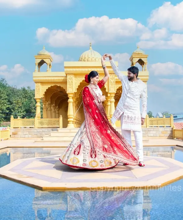 We create fairytale moments, like this dance on a floating platform in front of our grand golden palace set. Dressed in stunning traditional attire, this couple’s pre-wedding shoot captures the essence of royal romance.