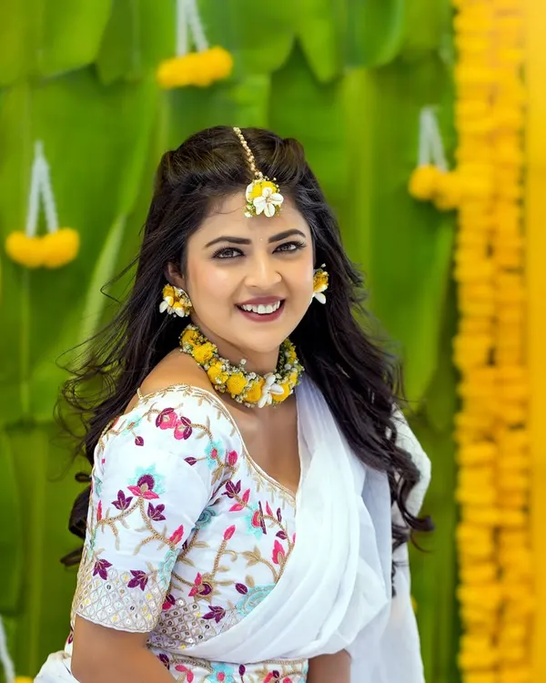 A fresh and vibrant Haldi look for actress Mansi Joshi. I used minimal makeup to keep the look natural, paired with beautiful floral jewellery.
