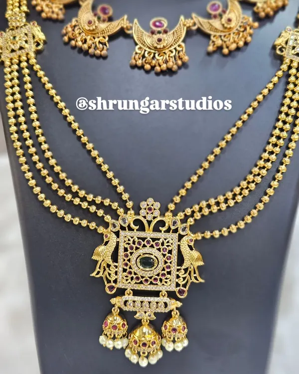 Unique caption for media id 15 describing the specific jewellery and look.