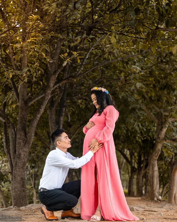 A moment of pure adoration between parents to be. In a beautiful wooded setting, the father to be kneels to lovingly gaze at his partner and their growing baby bump. This outdoor maternity session was filled with such sweet, heartfelt interactions.