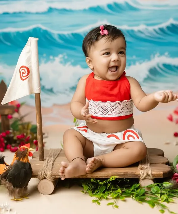 This is one of our favorite creative concepts, the 'Little Moana' adventure. We love bringing stories to life with custom outfits and detailed, playful setups that result in such joyful smiles.