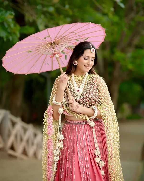 This is the look dreams are made of. I created this full floral jewellery set, complete with a delicate jasmine bud dupatta, to make this bride's Haldi ceremony absolutely unforgettable. The combination of the pink lehenga and my handcrafted accessories creates a truly magical glow.
