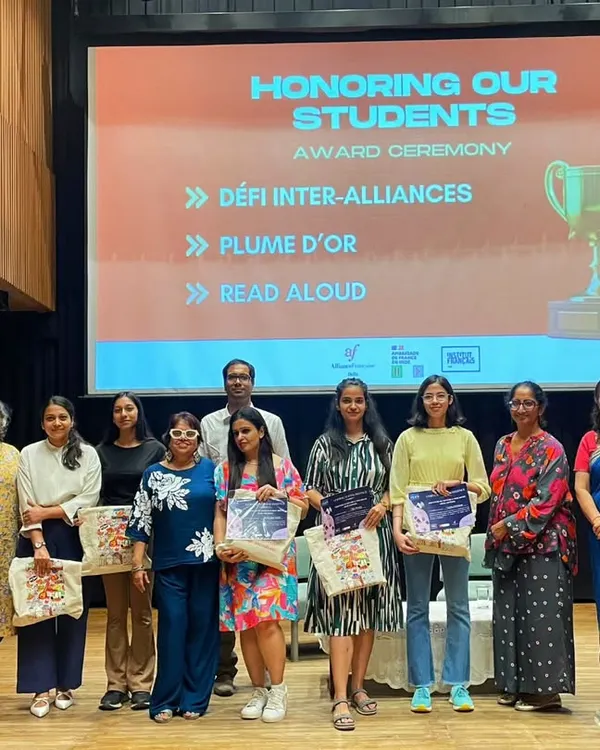 Honoring our brilliant students at an award ceremony. We celebrated winners of the Défi Inter-Alliances, La Plume d’Or, and Read Aloud competitions. Félicitations à tous!