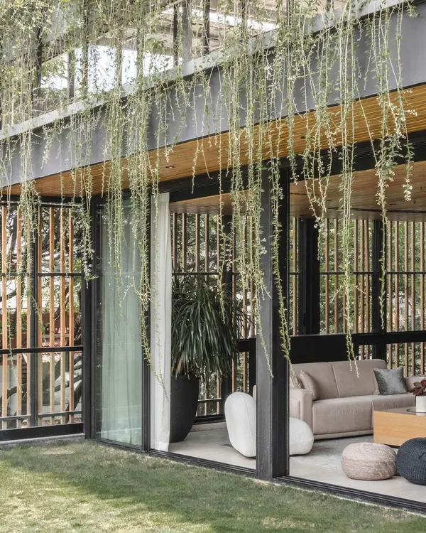 This terrace was designed for versatility. The lawn serves as a play area for children, a spill-out space for parties, or a spot for outdoor fitness, all while being visually connected to the indoor lounge.