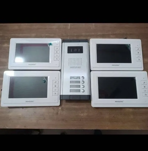 This is a multi-apartment video door phone system I installed. It includes one outdoor camera unit and four indoor monitors, allowing each flat to manage its own door security. I can handle installations for both single homes and large residential buildings.