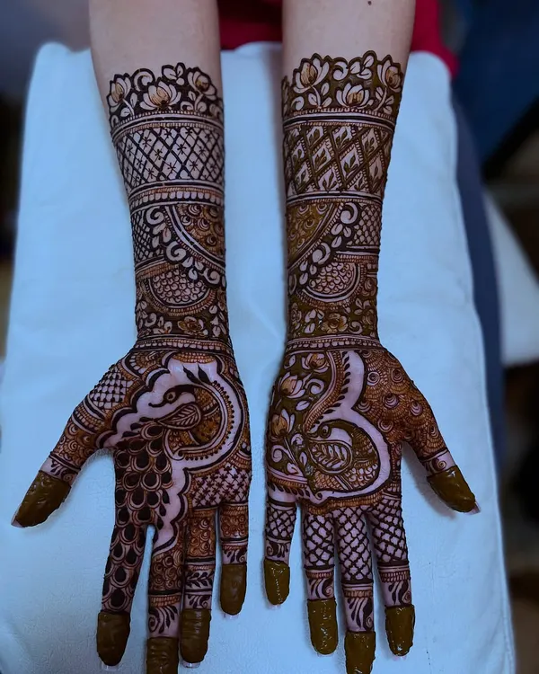 A classic peacock henna design, a popular and auspicious choice for brides. I teach how to create these beautiful motifs in my advanced course.