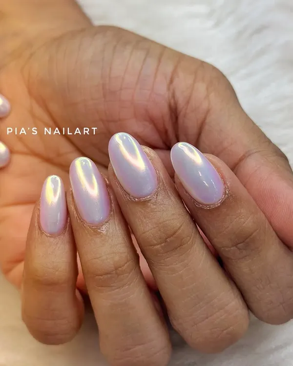 Meet the new Aurora Chrome. This stunning powder gives a pearlescent, multi-tonal shine that shifts from pink to blue to purple in the light. It's a must-try.