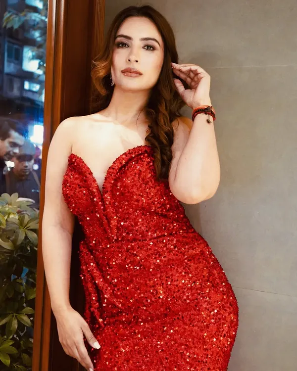 Getting Shweta Singh ready for the PinkVilla Style Awards. I styled her hair in glamorous, side-swept waves to match the passion of her stunning red sequin gown.